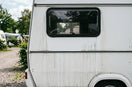 Hoe verwijder ik zwarte lekstrepen van mijn camper of caravan?